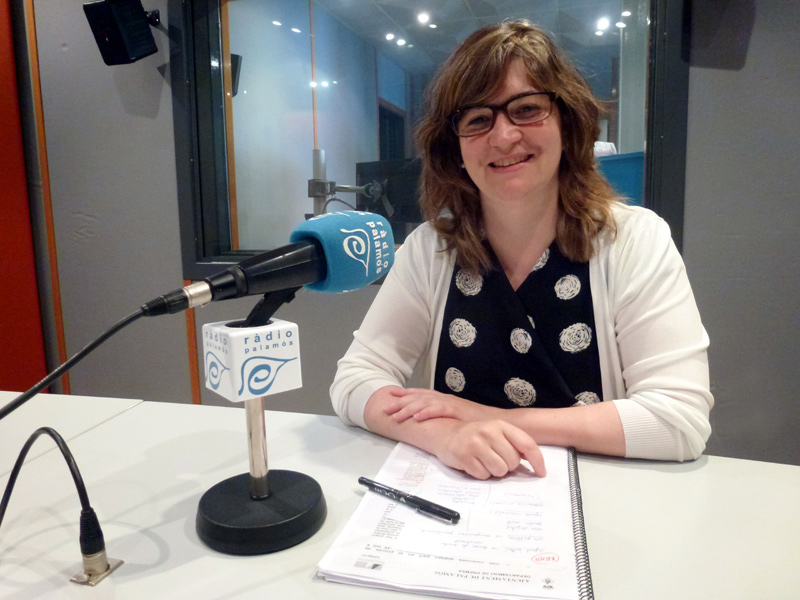 Maria Puig, regidora de Participació Ciutadana, ahir a l'espai 'Preguntes' de Ràdio Palamós.