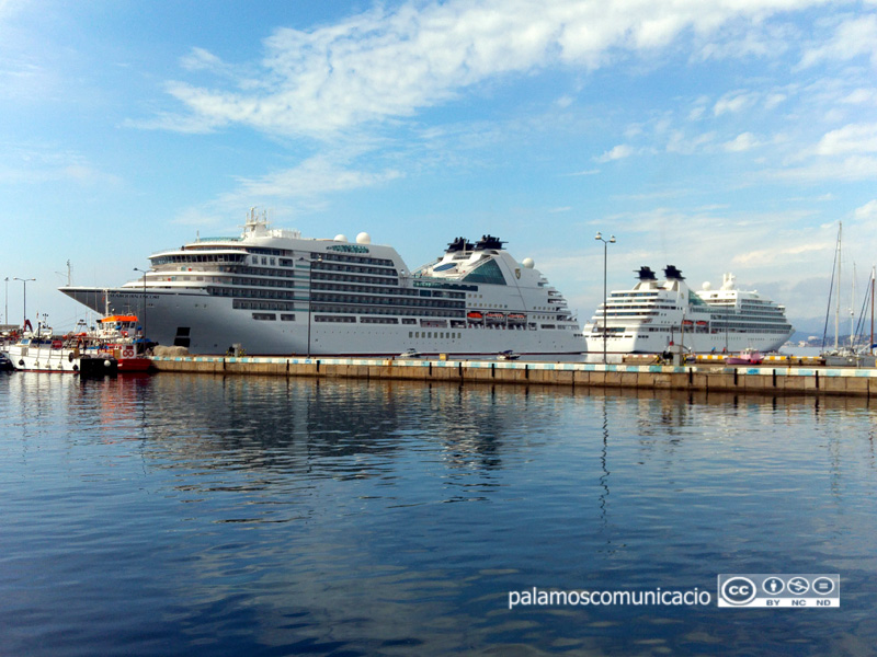 Els dos creuers de la companyia Seabourn, avui al port de Palamós.