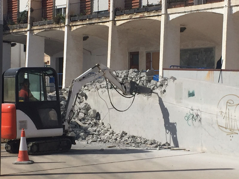 S'elimina el mur que hi ha les escales d'accés a l'espai porxat de la plaça de Pere El Gran. (Foto: Ajuntament de Palamós).