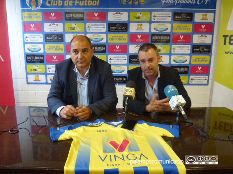 El president del Palamós CF, Joan Pau Pérez, i Vicenç Fernández, ahir durant la presentació d'aquest darrer com a nou entrenador del club.