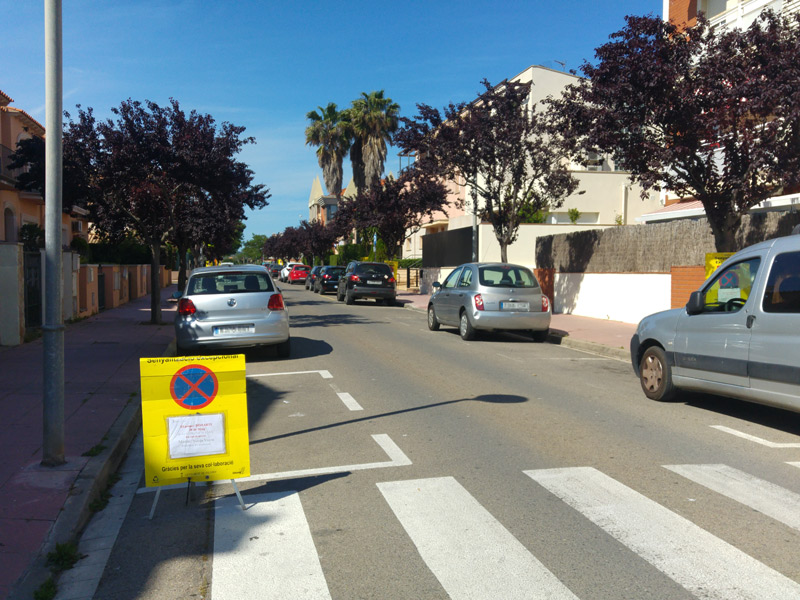 Senyalització al carrer d'Aragó informant que demà s'hi farà una neteja intensiva.
