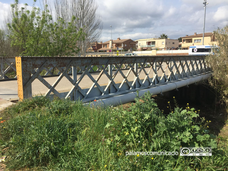 El pont Eiffel permet travessar la riera Aubi.