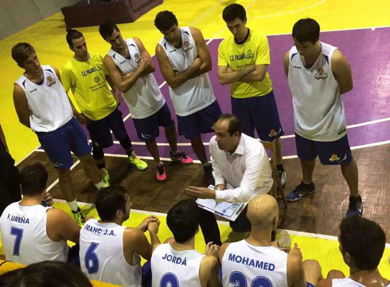 Sáez, donant instruccions als seus jugadors. (Foto: CE Palamós).