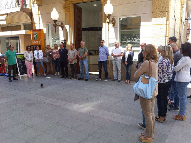 Els concentrats contra l'atemptat de Manchester, aquest migdia a les portes de l'Ajuntament. (Foto: Ajuntament de Palamós).