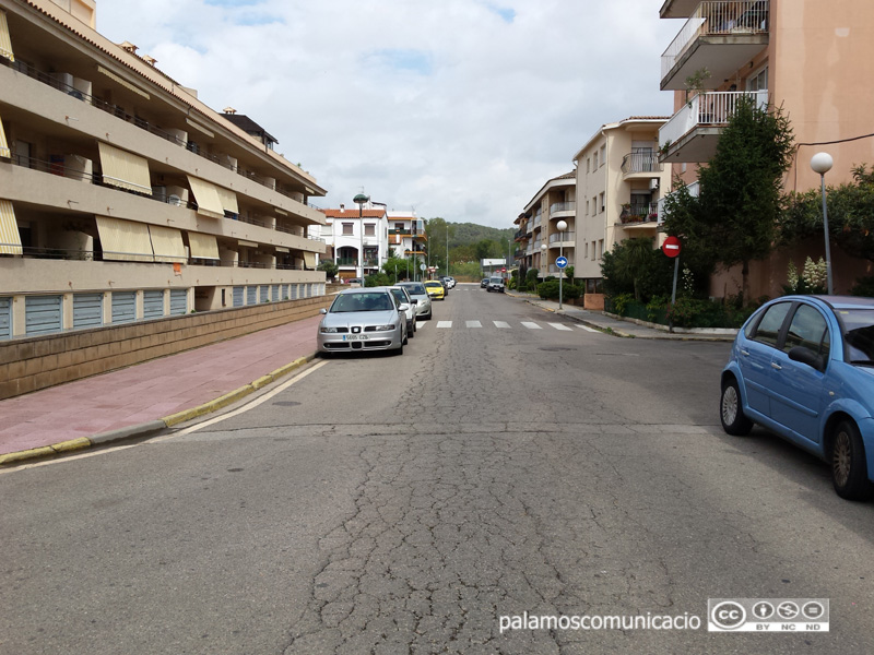 El carrer del Mar, en el límit entre els municipis de Palamós i de Calonge i Sant Antoni.