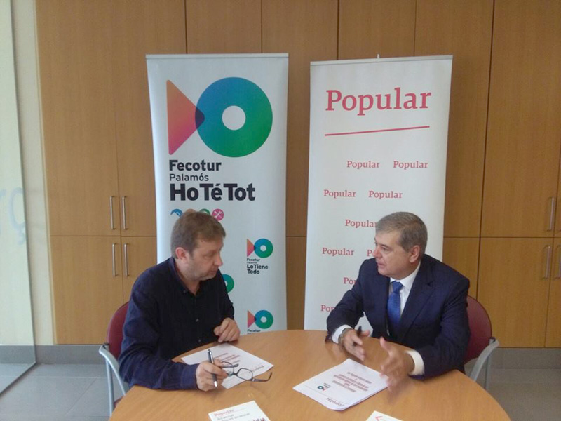 Firma del conveni entre Fecotur i Popular. (Foto: Fecotur).