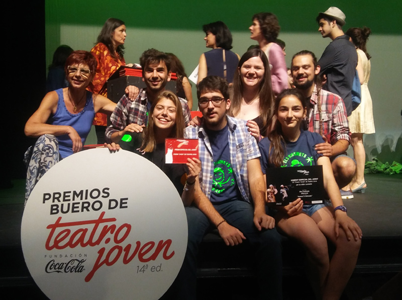 Els Cosinets recollint el premi al teatre Poliorama de Barcelona.