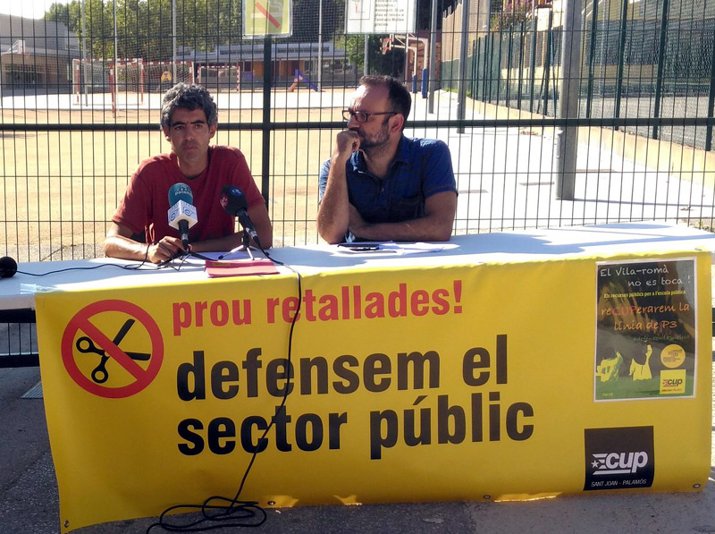 Joan Bohigas i Benet Salellas en un acte en favor de l'escola pública, davant el Vila-romà.