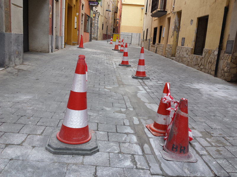 Es reparen els desperfectes que es produeixen al paviment. (Foto: Ajuntament de Palamós).