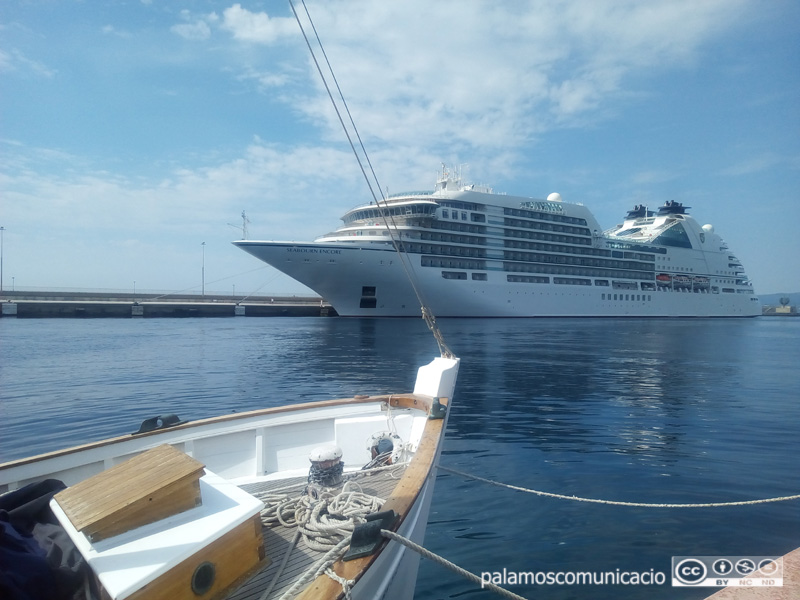 El Seabourn Encore aquest matí al port de Palamós.