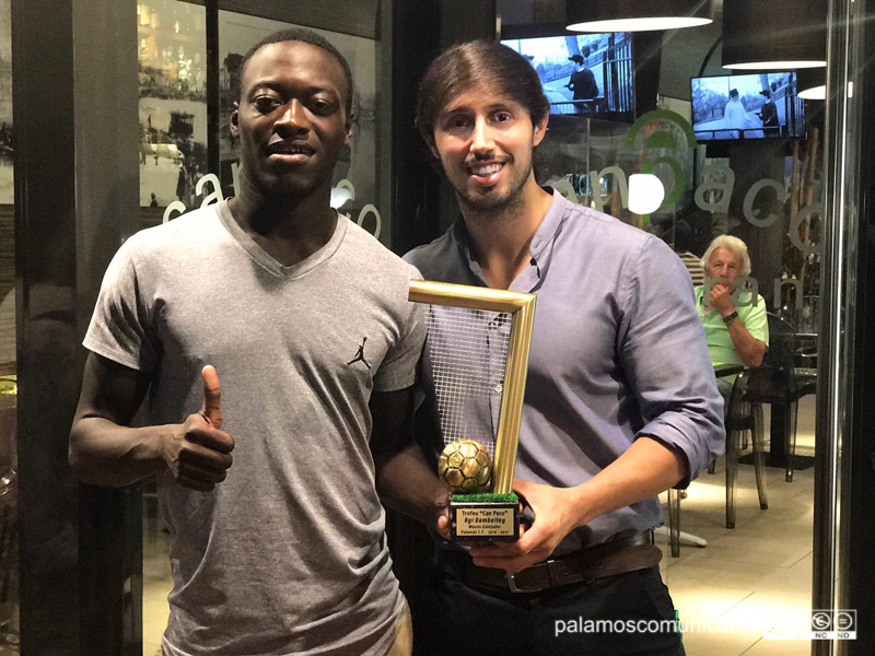 Agi va rebre ahir el Trofeu Can Paco com a màxim golejador del Palamós CF.
