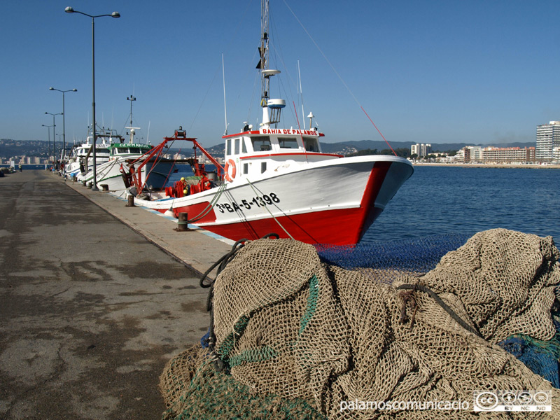 Barca de pesca de la gamba al port de Palamós.