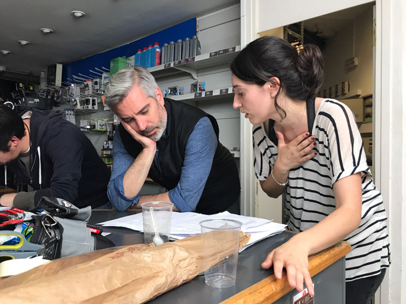 Meritxell A. Valls amb l'actor Adrià Collado durant el rodatge del curt.