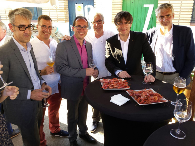 El president Puigdemont va aprofitar la visita per degustar un bon plat de gambes de Palamós. (Foto: Ajuntament de Palamós).