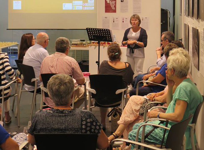 També es llegeixen passatges literaris, amb la col·laboració del Servei Municipal de Català de Palamós.