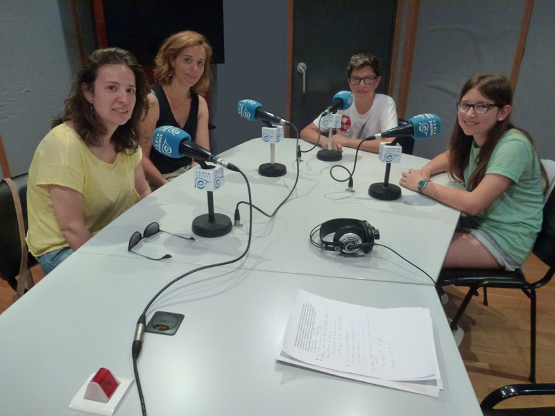 Professores i alumnes de l'IES Palamós que treballen en el projecte 'Aprèn, participa i dóna'.