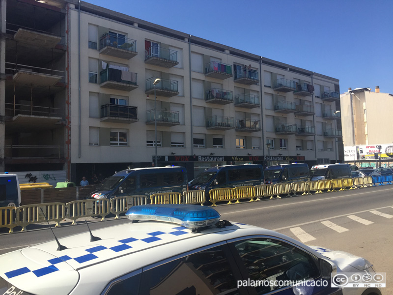 Operatiu policial, aquest matí, davant el bloc ocupat.