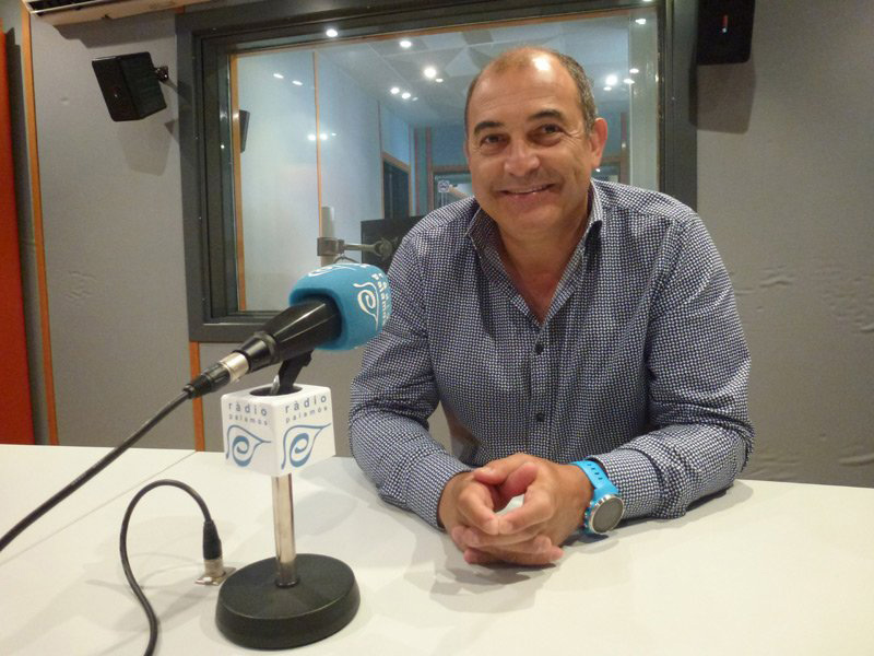 El president del Palamós CF, Joan Pau Pérez, avui a Ràdio Palamós.