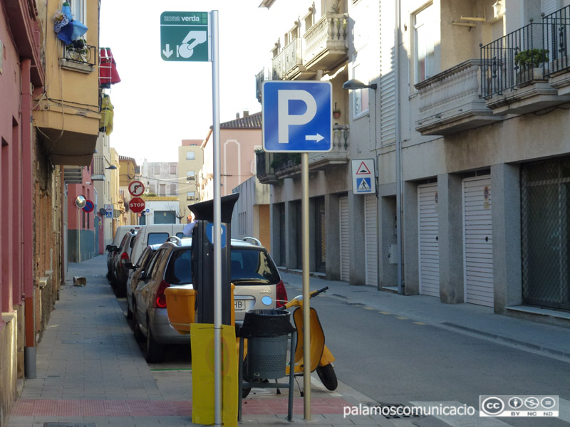 Àrea verda d'estacionament regulat a Palamós.