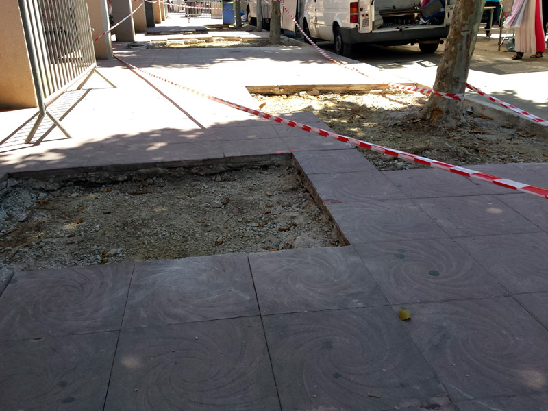 Es retiren els panots malmesos per les arrels dels arbres i es taparan amb formigó.