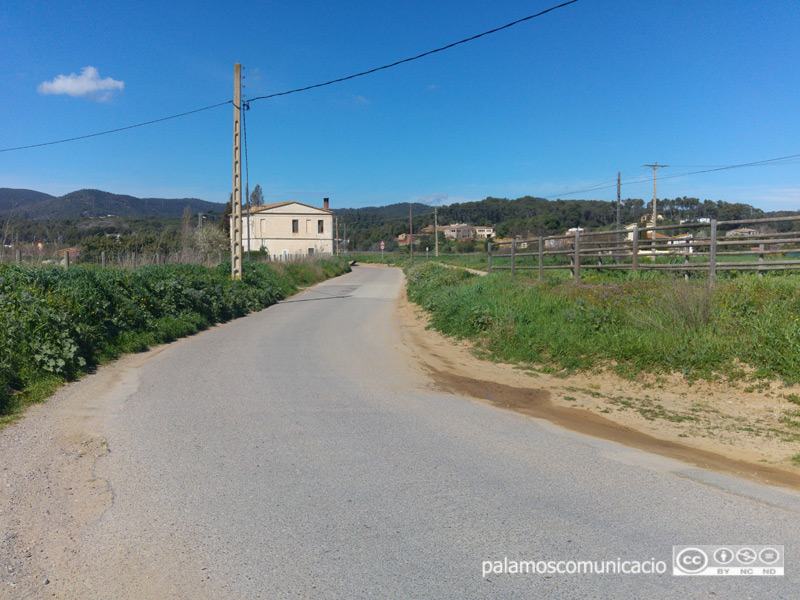 El camí connecta l'autovia C-31 amb el paratge i la platja de Castell.