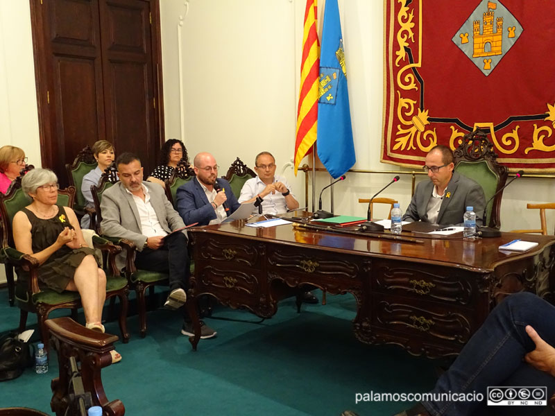 Els portaveus de la CUP, C's, Junts per Catalunya i PSC, en la primera fila a la Sala Noble de l'Ajuntament.