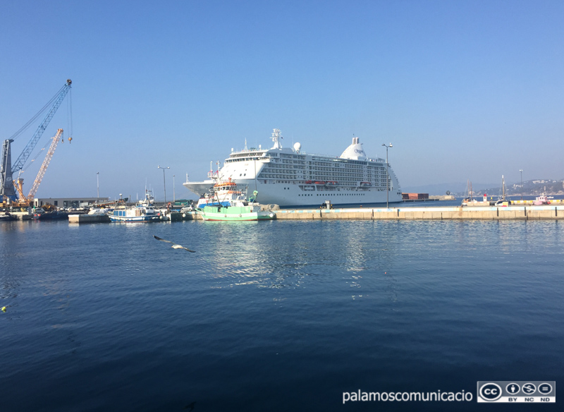 El Seven Seas Voyager, aquest matí al port de Palamós.