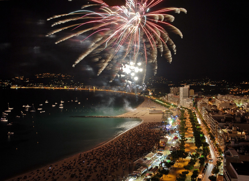 Els lluïts focs d'artifici tanquen avui la Festa Major de Palamós. (Foto: Josep Lois).