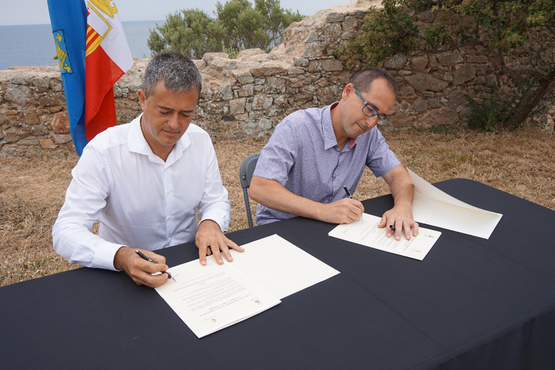 Els alcaldes de l'Ametlla i Palamós, Jordi Gaseni i Lluís Puig, signen l'acord d'agermanament.