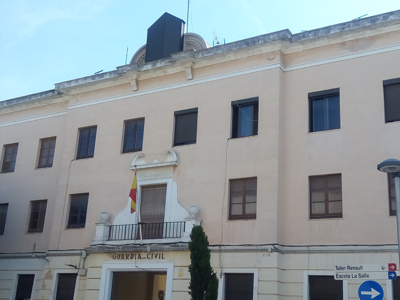 Tancament d'alumini a la part superior de la caserna que deixa invisible l'àliga franquista.