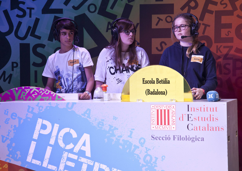 L'escola guanyadora ha estat representada per tres alumnes, l'Ana, la Mariona i l'Albert. (Foto: La Xarxa).