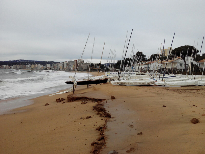 Platja malmesa pel temporal. (Foto: Jordi Borràs).
