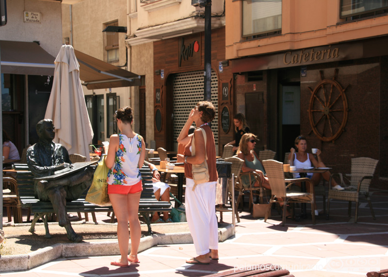 Turistes a la plaça Murada de Palamós.