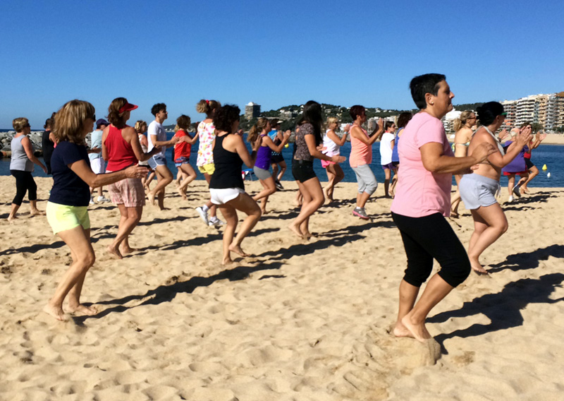 La gimnàsia a la platja és una de les activitats més concorregudes de l'Estiu Actiu. (Foto: Ajuntament de Calonge).