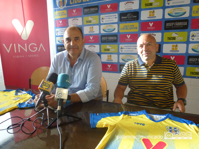 El president Joan Pau Pérez i el nou tècnic del juvenil A, Pitu Batlle, ahir a l'Estadi Municipal.