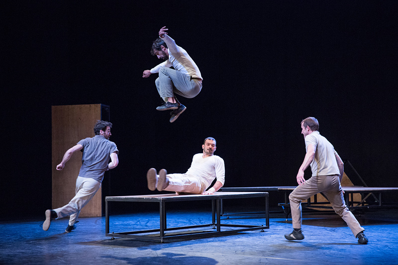 La cia 'eia' combina dansa i circ amb el seu muntatge 'inTarsi', revelació als premis MAX. (Foto: Ben Hopper).