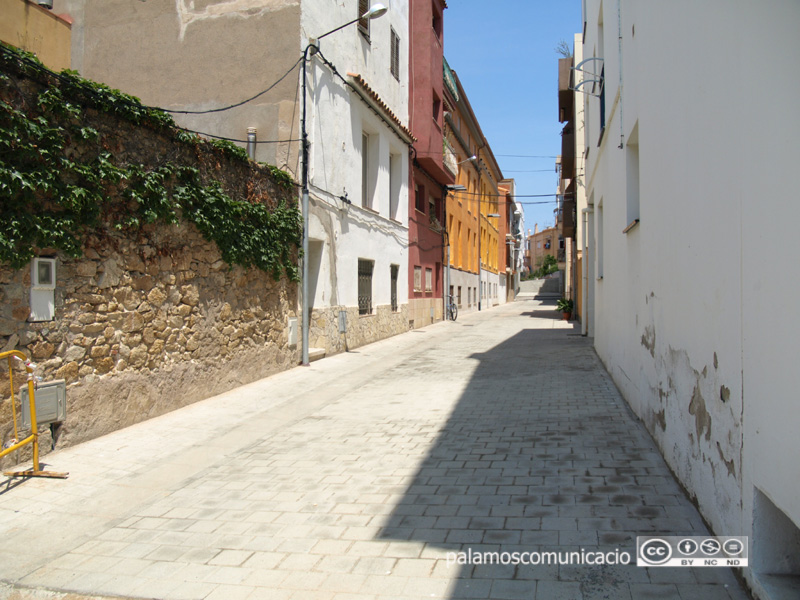Façanes antigues d'un carrer de Palamós.