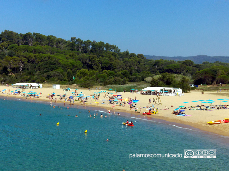 La platja de Castell, amb els seus dos xiringuitos, aquest matí.