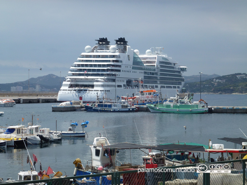 El Seabourn Encore, avui al port de Palamós