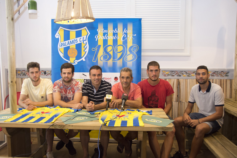 Presentació dels defenses Botxi i Jhoseppy, del porter Joel Samper i de l'extrem Nahuel. (Foto: Olga Grassot). 