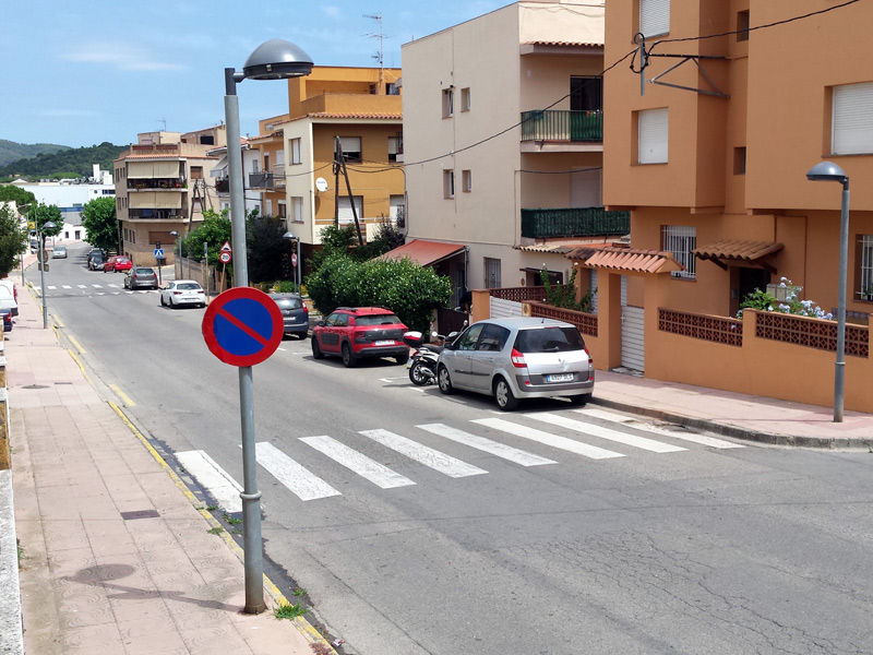 Carrer de l'entorn de la plaça de Mossèn Gumersind, a Sant Joan, on renoven l'enllumenat. (Foto: Ajuntament de Palamós).