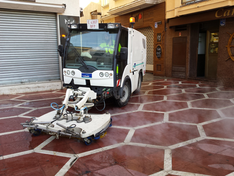 Màquina de neteja a la plaça Murada de Palamós. (Foto: Ajuntament de Palamós).