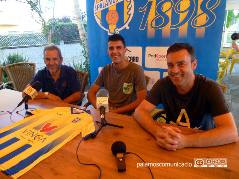 Presentació, ahir, del nou jugador del Palamós CF. Lluc Banús.
