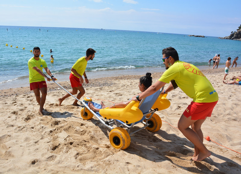 Una de les cadires amfíbies que faciliten el bany adaptat a la platja de Torre Valentina. (Foto: Ajuntament de Calonge).