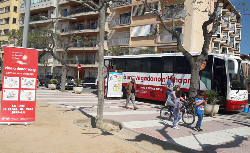 Unitat mòbil del Banc de Sang i Teixits al passeig del Mar.