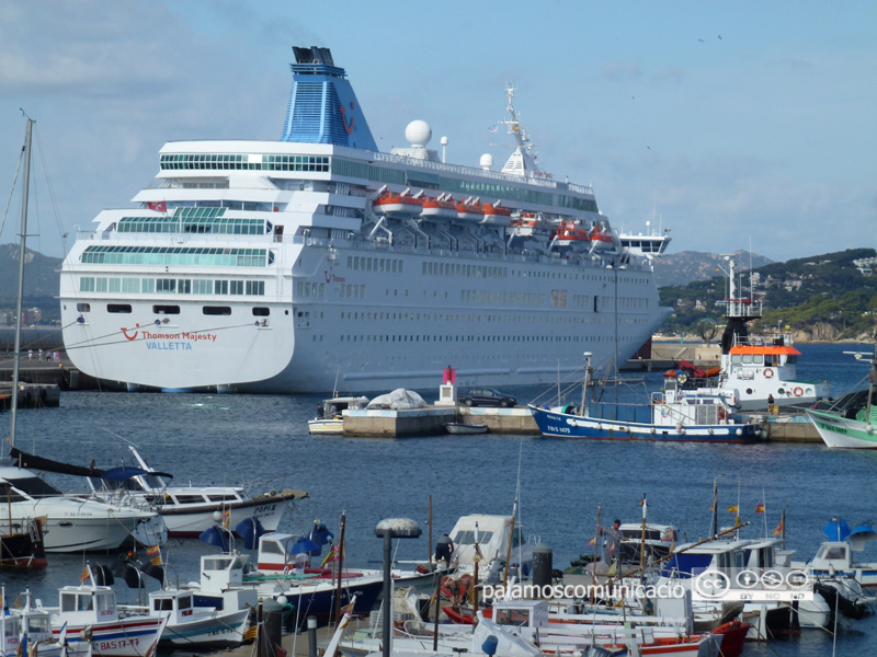 El creuer Thomson Majesty, en una de les escales que va fer l'any passat a Palamós.