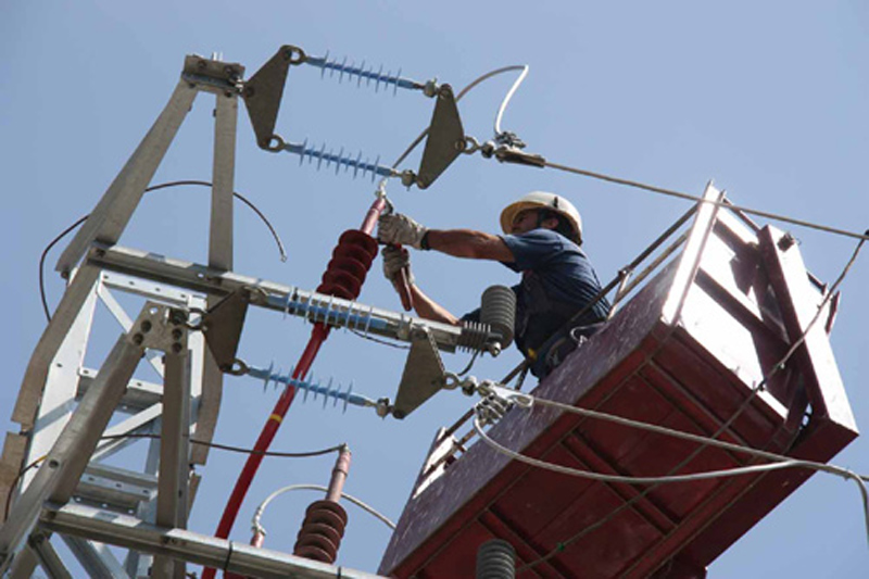 Operaris d'Endesa reparant una línia elèctrica, en una imatge d'arxiu.