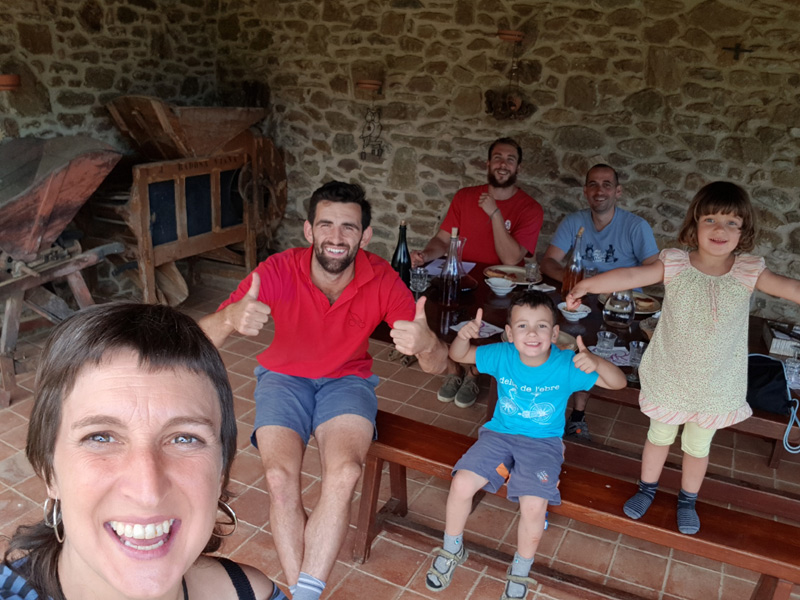 Família guanyadora de la campanya 'Una setmana de vacances a Calonge i Sant Antoni'. (Foto: Ajuntament de Calonge).