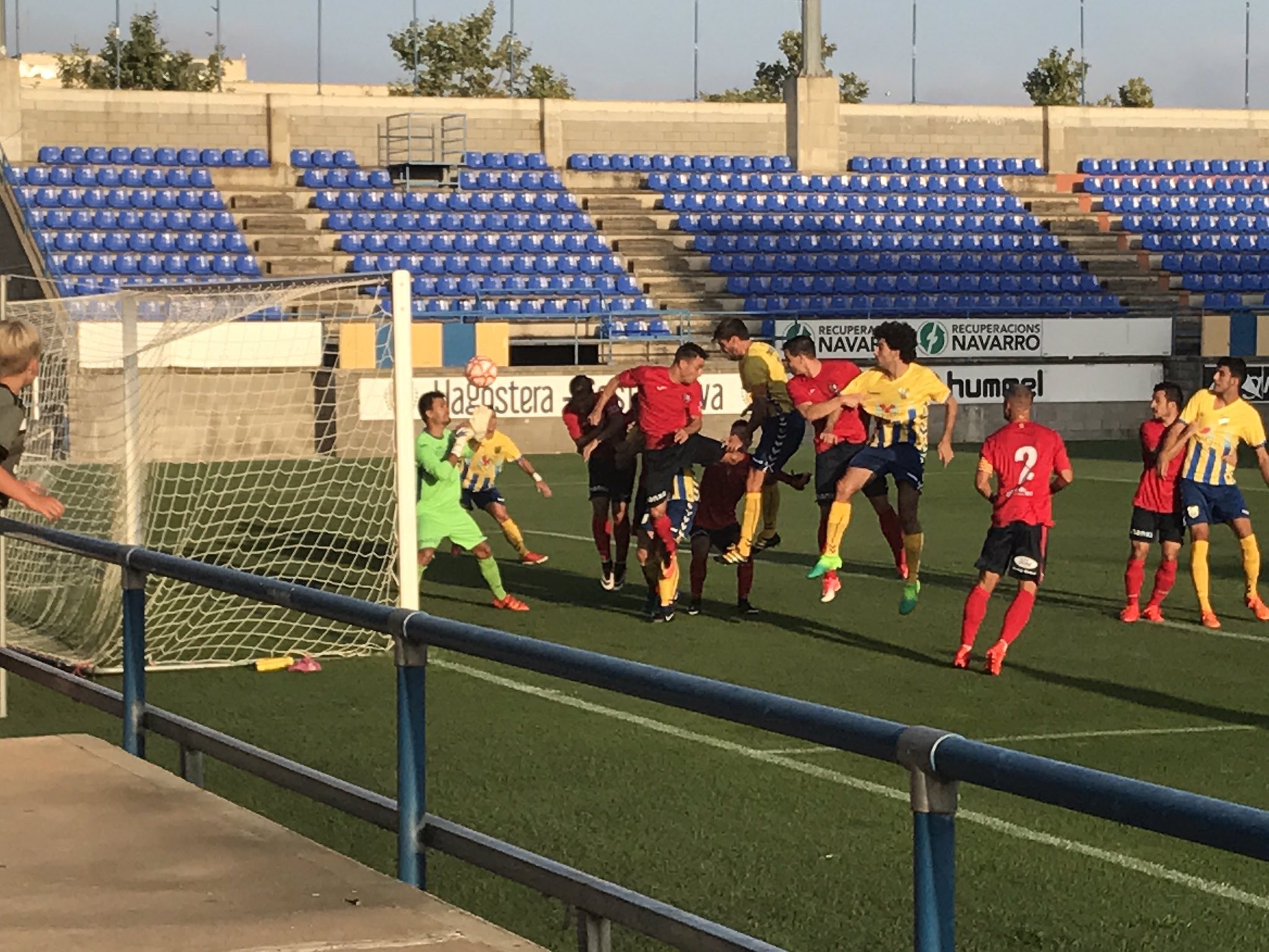 Rematada de David Cano que suposaria un dels dos gols del Palamós CF. (Foto: MarkF).