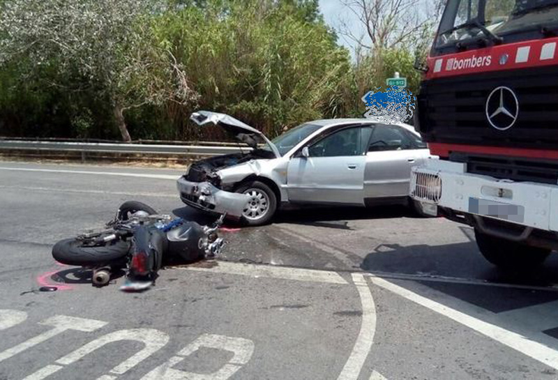 Accident de moto en una imatge d'arxiu. (Foto: Bombers Voluntaris Malgrat de Mar).
